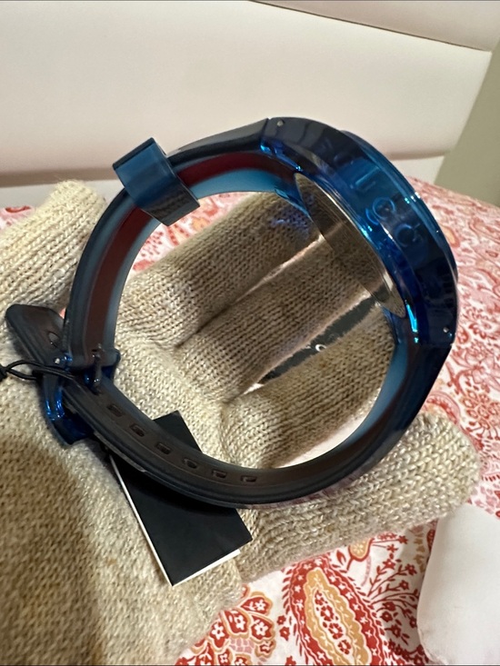 Gucci Blue Unisex Watch with Red Accent main image 10